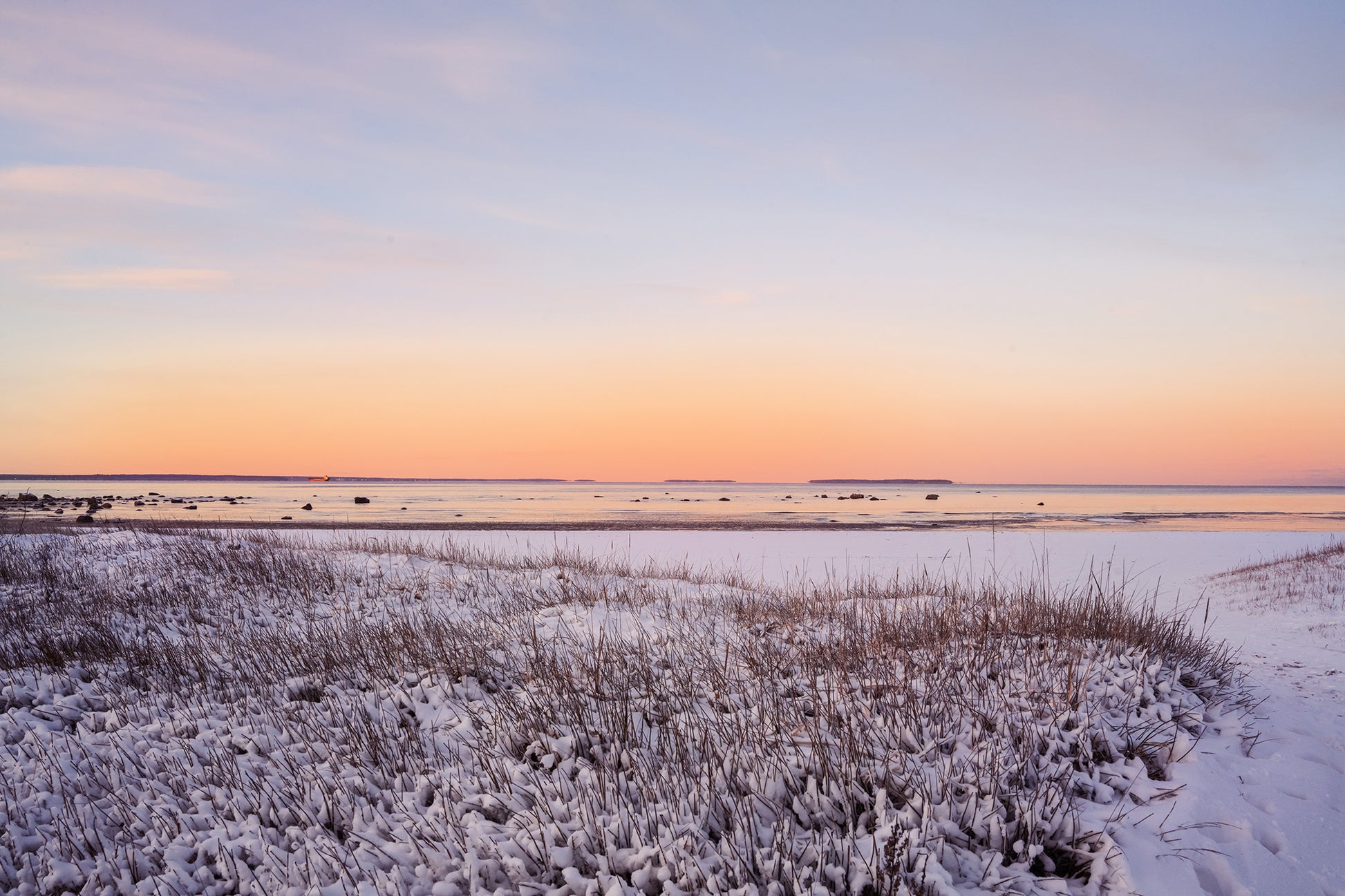 Solnedgång rosa himmel över havet